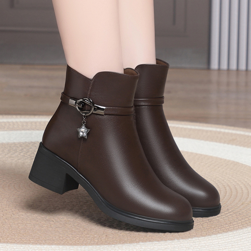 秋冬季新款坡跟软底加绒女士短靴子大码防滑中老年皮靴