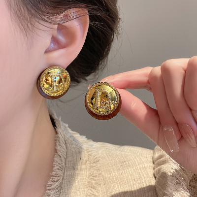 轻奢小香风字母耳环女2023新款秋冬小众耳饰高级感夸张耳钉送女朋友老婆情人节七夕生日礼物