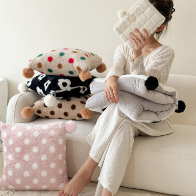 新款加厚甜美可爱牛奶绒抱枕被毛球球二合一两用车子午睡学生靠垫