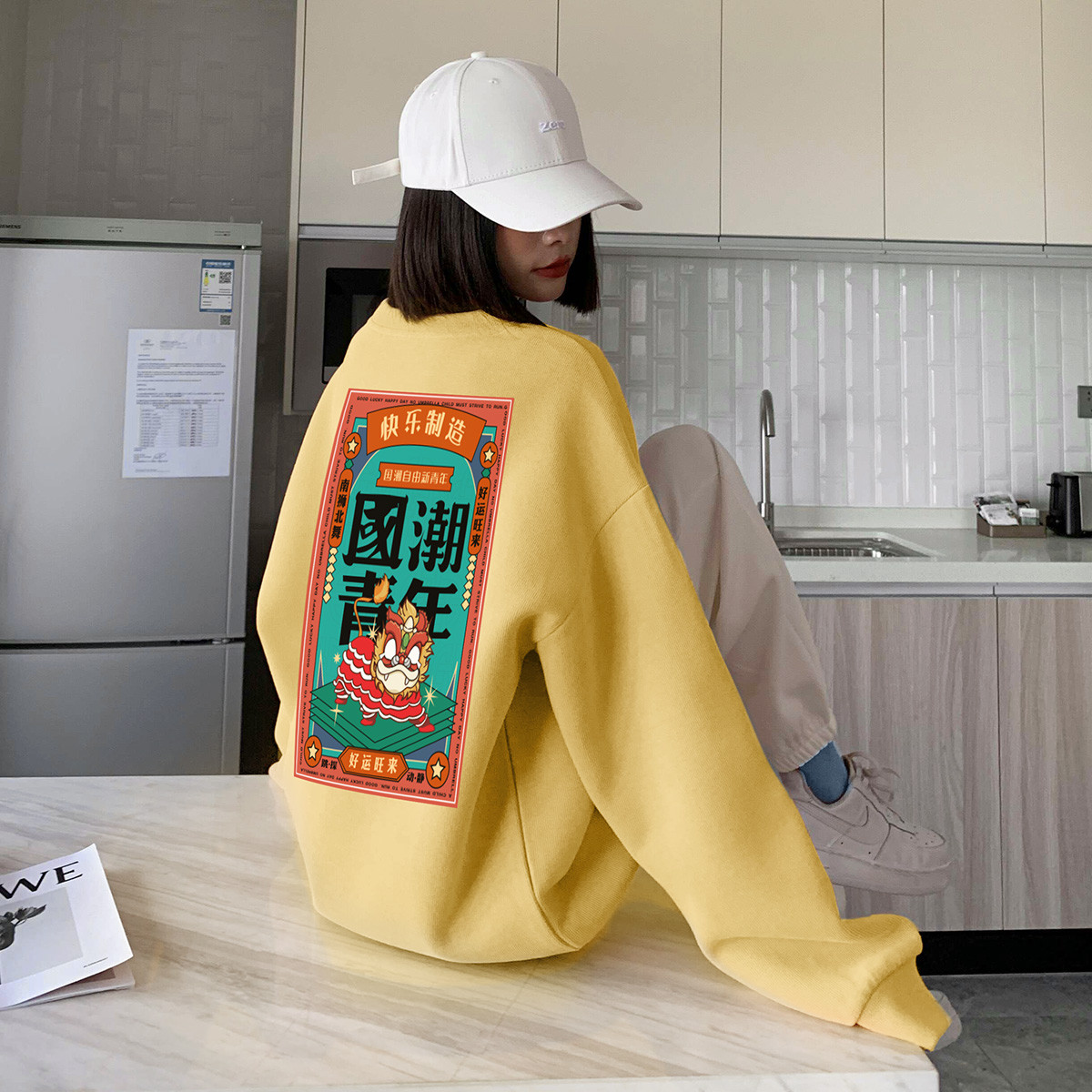 [2.5折价89元]唐狮春款套头上衣青春休闲舒适男女同码后背趣味大图案圆领卫衣