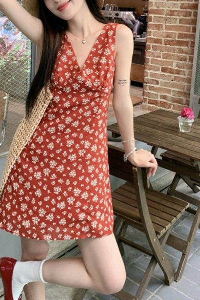 红色复古碎花吊带连衣裙女夏季新款纯欲法式气质V领港风短裙子潮